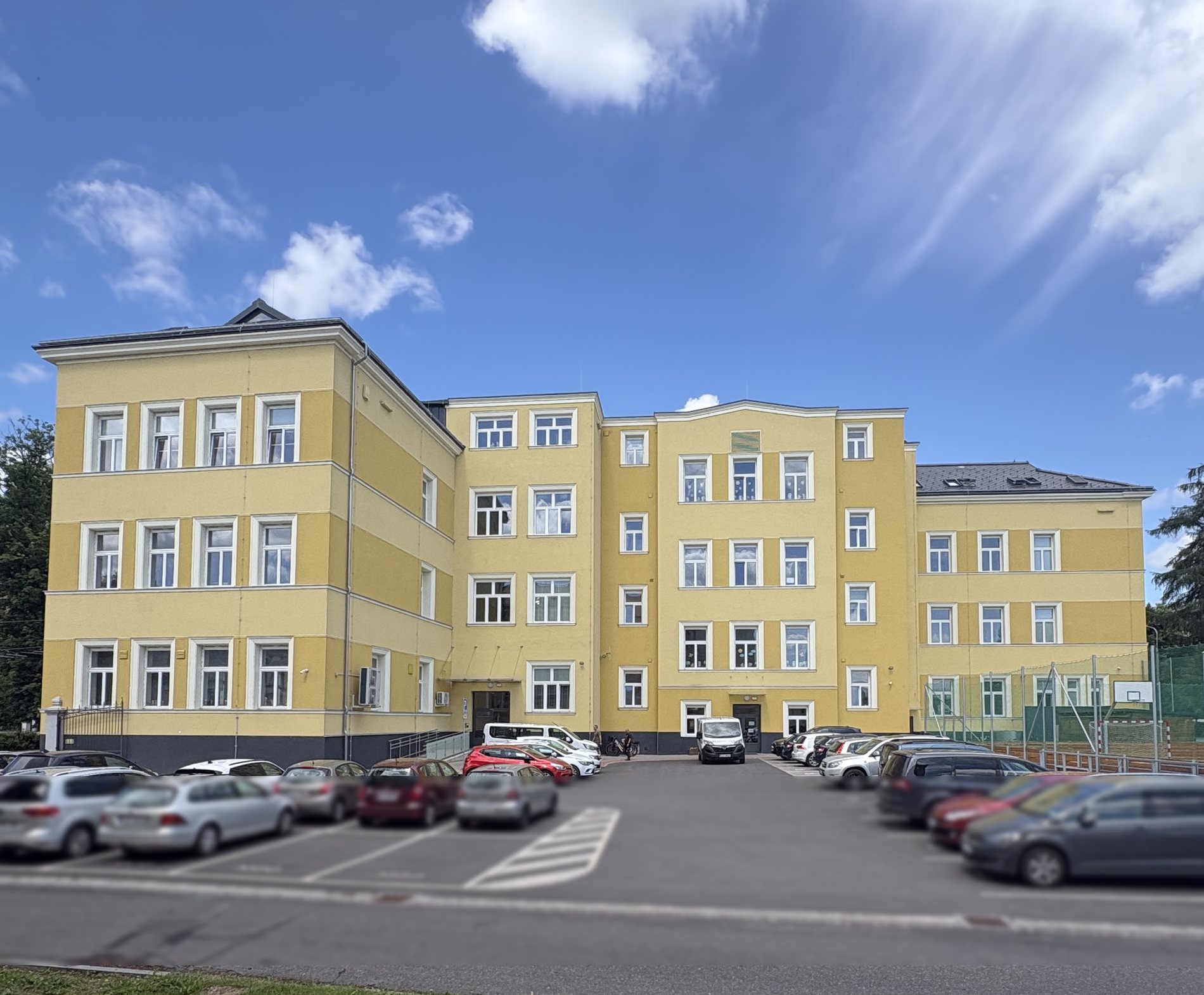 Základní škola Opava — fasáda, přístavby, interiér